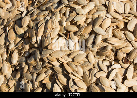 Reichlich vorhandene Menge geschälte Kürbiskerne in der Ansicht Stockfoto