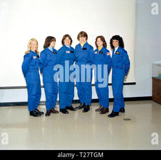 S 79-29594 (28. Feb. 1979) --- Sport ihre neuen Shuttle - Typ Konstant-tragen Kleider, diese sechs Astronauten Kandidaten posieren für ein Foto in der Crew Systems Laboratory am Johnson Space Center (JSC). Von links nach rechts sind Rhea Seddon, Sally K., Kathryn D. Sullivan, Shannon W. Lucid, Anna L. Fischer und Judith A. Resnik links. Stockfoto