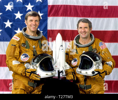 (Mai 1981) --- Astronauten Joe H. Engle, Links, und Richard H. wirklich die Commander und Pilot, beziehungsweise für die NASA-Mission STS-2 Flug des Space Shuttle Columbia, Sept. 30, 1981 starten. Stockfoto