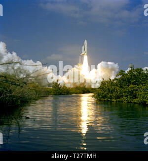 (12 November 1981) - - - Hier durch Florida Vegetation eingerahmt, die 37 Meter hohe (122 Fuß) NASA Space Shuttle Columbia abhebt vom Launch Pad 39A bei der NASA - Kennedy Space Center (KSC). Astronauten Joe H. Engle und Richard H. wirklich beginnen die zweite Space Shuttle (STS-2) Flug. Stockfoto