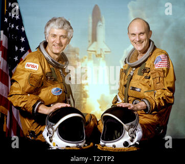 (1. Mai 1982) --- Diese beiden Astronauten wird der Mensch das Space Shuttle Columbia für die NASA die vierte und letzte (STS-4) orbital Flight Test. Thomas K. (Ken) Mattingly II, rechts, ist Besatzung Commander. Henry W. Hartsfield jr., ist Pilot. Stockfoto