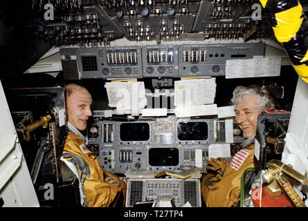 (15 Mai 1982) - - - Astronauten Thomas K. Mattingly II (links) und Henry W. Hartsfield jr., STS-4 Commander und Pilot, erhalten in einigen Trainingszeit in der motion base Shuttle Mission Simulator (SMS) Stockfoto