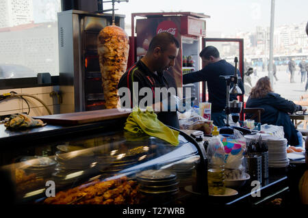 Istanbul, Türkei, März 07,2019: im Inneren des Restaurants in der Nähe der Ägyptischen Basar, Arbeiter in Schutzhandschuhe an der Theke sieht am Telefon die Ständigen Stockfoto