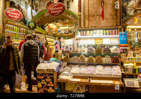 Istanbul, Türkei, März 07,2019: Innerhalb des Ägyptischen Basar der ältesten Basar in Istanbul. Vor Speicher, Nüsse, Süßigkeiten, Spice mit Kunden Stockfoto