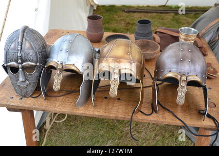 Die angelsächsischen Helme aufgereiht auf eine Tabelle an einer lebendigen Geschichte Veranstaltung in Suffolk, Großbritannien Stockfoto