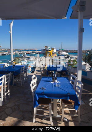 Freie Tische und eine sonnige Aussicht, bereit für das Mittagessen im Hafen von Ayia Napa Zypern einladen Stockfoto