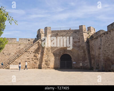 Die alten Stadtmauern in Famagusta Zypern mit Zugang für Neugierige Touristen Stockfoto