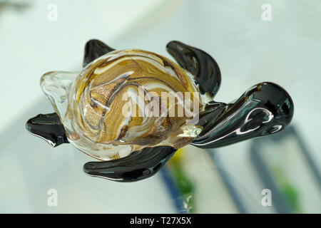 Abbildung von Schildkröte aus Glas. Farbiges Glas Ornamente. glasbläserei Technik, Stockfoto