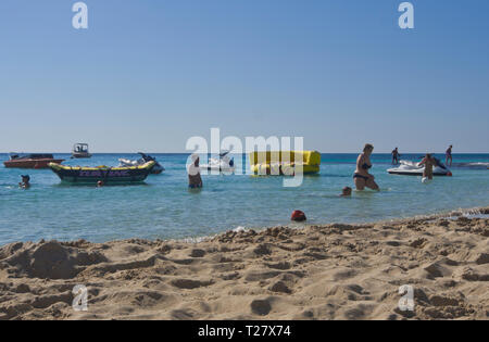 Eine niedrige Winkel Blick auf einen faulen Tag auf dem Griechischen - khorevtón Nero Beach in Ayia Napa Zypern Stockfoto