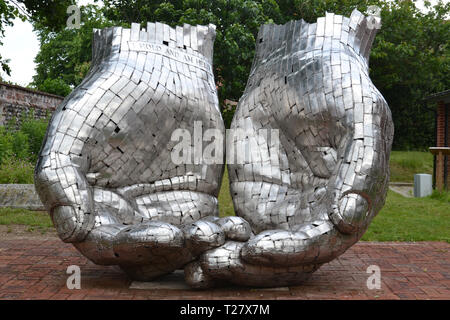 Die Hände, eine Skulptur von Rick Kirby, bei Woodbridge Quay Kirche, Woodbridge, Suffolk, East Anglia, England, Großbritannien Stockfoto