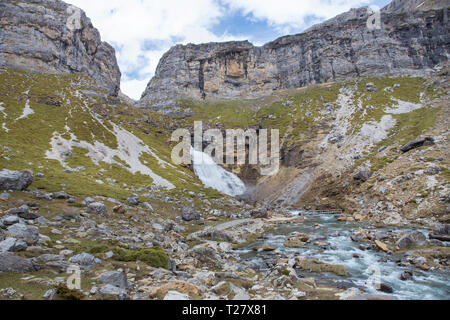 Schachtelhalm Wasserfall in Ordesa y Monte Perdido Nationalpark, Huesca, Aragón, Spanien. Stockfoto