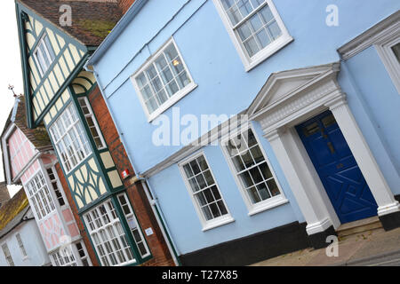 Reihe von Reihenhäusern in traditionellen Stilen gebaut, Woodbridge, Suffolk, East Anglia, England, Großbritannien Stockfoto