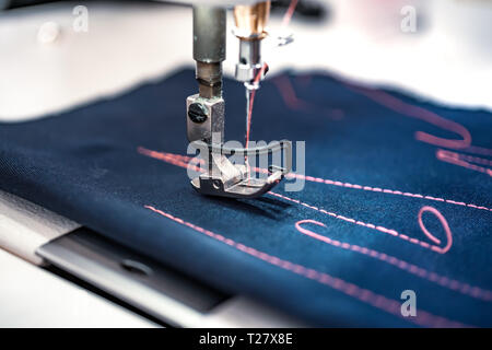 Professionelle Nähmaschine close-up. Die moderne Textilindustrie. Stockfoto