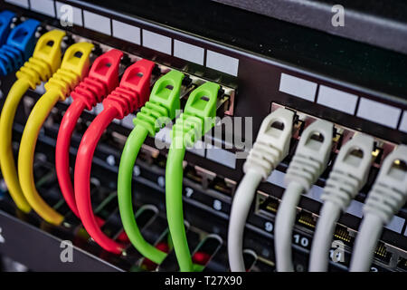 Bunte Telekommunikation bunte Ethernet Kabel angeschlossen, um den Switch in Internet Datacenter Stockfoto