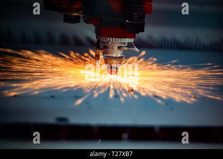 CNC-Laserschneiden von Metall, moderner industrieller Technologie. Kleine Tiefenschärfe. Warnung - Authentische Aufnahmen in schwierigen Bedingungen. Stockfoto