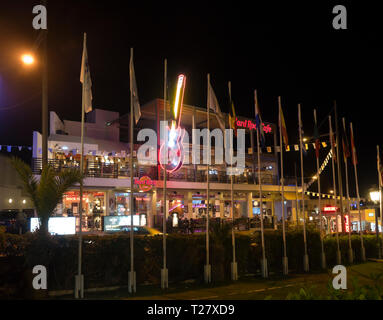 Die bekannte Gitarre logo und bunte Lichter des Hard Rock Cafe in Ayia Napa Zypern Stockfoto