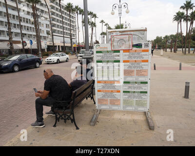 Die Bushaltestelle auf der Athener Straße durch die finikoudes Strand im Zentrum von Larnaka Zypern Stockfoto