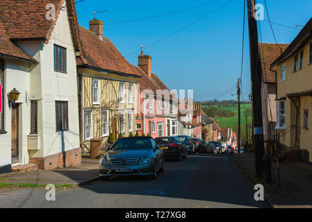 Lavenham Suffolk Anwesen, im Sommer Blick auf mittelalterliche Häuser in der Prentice Street im Zentrum von Lavenham Village, Suffolk, England, Großbritannien Stockfoto