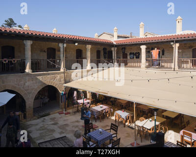 Die Kumarcılar Han im türkischen Teil von Nikosia Zypern, einem historischen Gebäude mit Geschäften und Restaurants zieht Touristen und Einheimischen Stockfoto