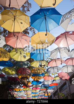 Bunte aber Sonne verblichen Sonnenschirme Schattenspender über Restaurants und Geschäfte auf dem Markt in der türkisch-zypriotischen Teil von Nikosia. Zypern Stockfoto