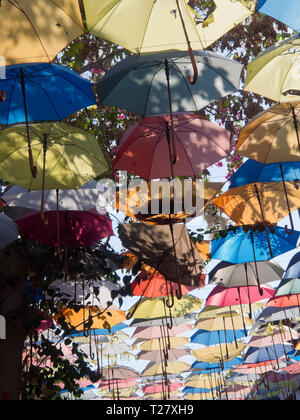 Bunte aber Sonne verblichen Sonnenschirme Schattenspender über Restaurants und Geschäfte auf dem Markt in der türkisch-zypriotischen Teil von Nikosia. Zypern Stockfoto