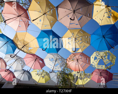 Bunte aber Sonne verblichen Sonnenschirme Schattenspender über Restaurants und Geschäfte auf dem Markt in der türkisch-zypriotischen Teil von Nikosia. Zypern Stockfoto