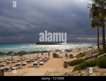 Nissi Beach in Ayia Napa auf Zypern, ein Favorit unter den Touristen, Herbststurm Wolken über dem Meer Stockfoto