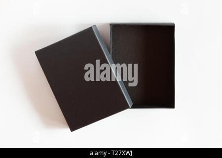 Leeren schwarzen Karton verpackung auf weißem Hintergrund öffnen. Ansicht oben. Stockfoto