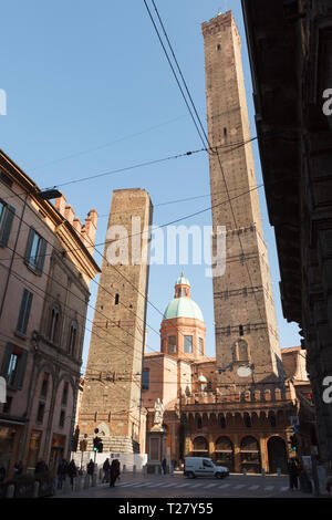 Bologna, Italien, 05. Februar 2019: Türme Asinelli und Garisenda. Stockfoto