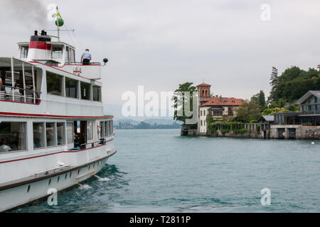 Oberhofen, Schweiz - 24. Juni 2017: Blick auf den See und die Kirche von Schloss Oberhofen. Sommer Landschaft, Sonnenschein Wetter, blauer Himmel und sonnigen Tag Stockfoto