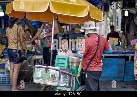 Kind kaufen Eis aus einer Thailand icecream Anbieter Stockfoto