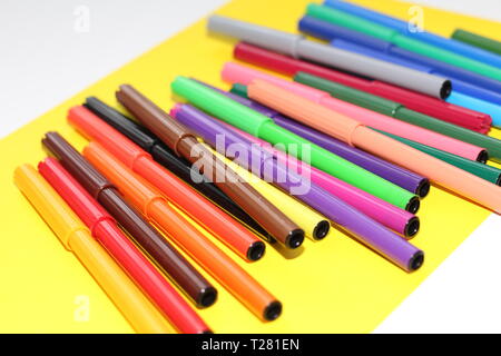 Markierungen sind auf dem Tisch verteilt. Multi-colour Marker für die Zeichnung. Ziehen Kinder, Schüler, Studenten und Mitarbeiter im Büro. Stockfoto