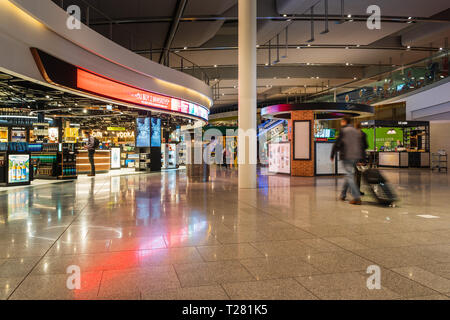 Dublin, Irland, März 2019 Dublin Airport Terminal 2, die Menschen für ihre Flüge, Duty Free Shopping area, Bewegungsunschärfe hetzen Stockfoto