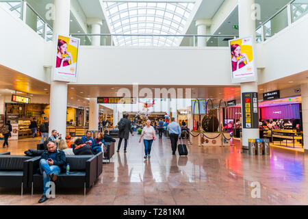 Brüssel, Belgien, 28. März 2019 Flughafen Brüssel, Menschen warten auf Ihre Flüge, Flugverkehr am Flughafen Brüssel stark durch Indust gestört Stockfoto