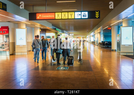 Brüssel, Belgien, 28. März 2019 in Brüssel Flughafen, Menschen, die für ihre Flüge in Duty Free Shopping area, Flugverkehr am Flughafen Brüssel heavil Stockfoto