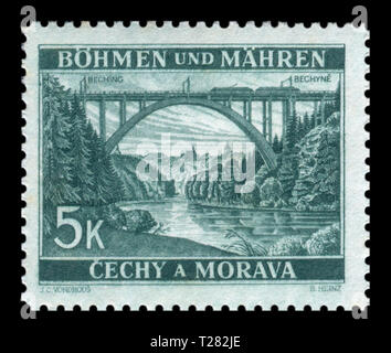 Tschechoslowakische historische Stempel: Böhmen und Mähren - Lokale Motive, hohe Bahn bogen Brücke über den Fluss in der Nähe der Stadt Bechin, 1940, Deutschland, DR Stockfoto