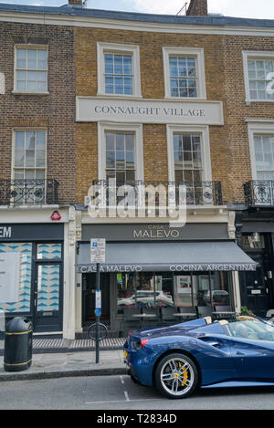 Connaught Dorf - Einzelhandel Luxus Hyde Park Estate Viertel an einem sonnigen Tag in London, Vereinigtes Königreich Stockfoto