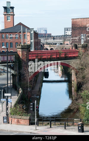 Um GROSSBRITANNIEN - Blick auf die Rochdale Canal von Tram Station Deansgate, Manchester Stockfoto