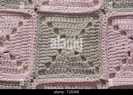 Textur gestrickte Decke. Gehäkelte Überdecke. Lila Tagesdecke Stockfoto