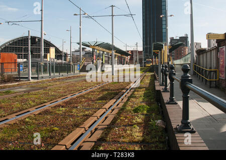 Um GROSSBRITANNIEN - ein Blick auf eine Straßenbahn nähert sich der deansgate/Castlefield Bahnhof in Manchester Stockfoto