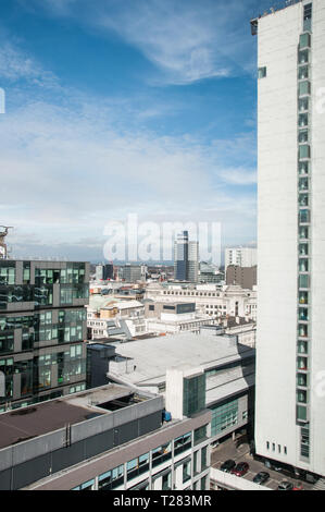 Um GROSSBRITANNIEN - ein Blick über das Stadtzentrum von Manchester aus der Charlotte Street. Stockfoto