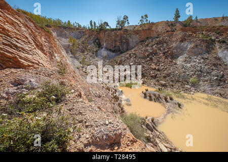 Blick von oben auf die offene Ausbeutung mine in der Stadt von La Zarza, Alange, Extremadura, Spanien Stockfoto