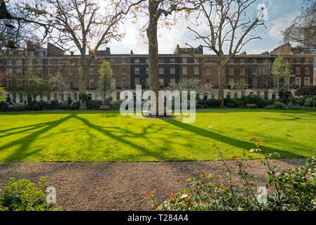 Connaught Dorf - Einzelhandel Luxus Hyde Park Estate Viertel an einem sonnigen Tag in London, Vereinigtes Königreich Stockfoto