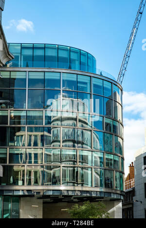 30 Cannon Street, in der Nähe 71 Queen Victoria Street, Mansion House, London widerspiegeln Stockfoto