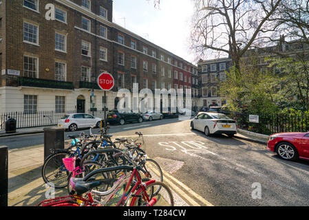 Connaught Dorf - Einzelhandel Luxus Hyde Park Estate Viertel an einem sonnigen Tag in London, Vereinigtes Königreich Stockfoto