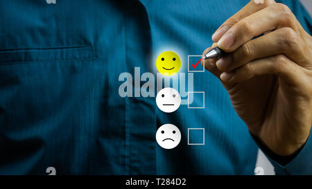 Konzeptionelle geantwortet auf die Umfrage. Der Client mit dem glücklichen Gesicht lächeln Symbol auf dem Bildschirm. Zeigt, dass der Kunde sehr zufrieden Stockfoto