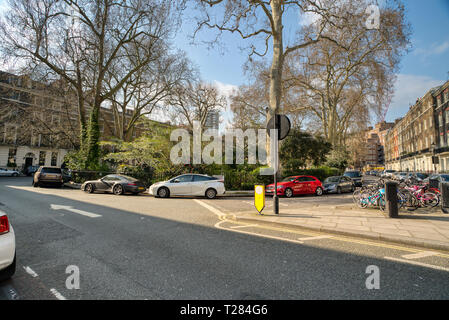 Connaught Dorf - Einzelhandel Luxus Hyde Park Estate Viertel an einem sonnigen Tag in London, Vereinigtes Königreich Stockfoto