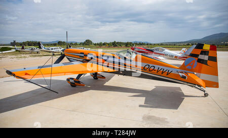 Akrobatische Spanien Meisterschaft 2018, Requena (Valencia, Spanien) Oct 2018, Flugzeug Extra 330SC. Stockfoto