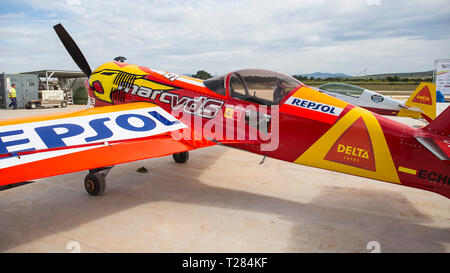 Akrobatische Spanien Meisterschaft 2018, Requena (Valencia, Spanien) Oct 2018, Castor Fantoba's Flugzeug Sukhoi 26 M. Stockfoto