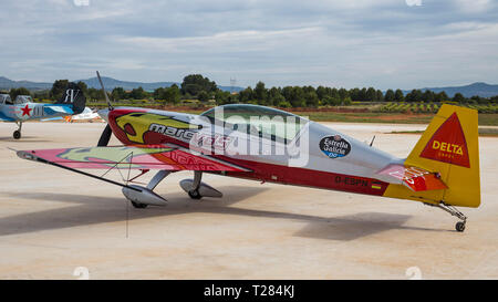 Akrobatische Spanien Meisterschaft 2018, Requena (Valencia, Spanien) Oct 2018, Flugzeug Extra 300 LP. Stockfoto